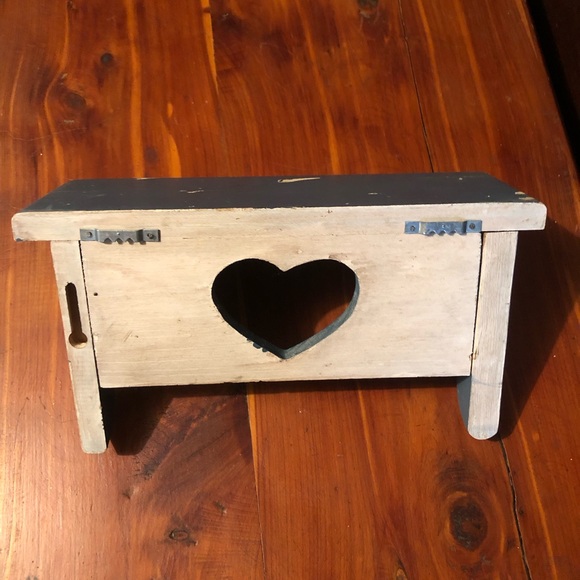 9069 Vintage Rustic Shelf Heart Embellished W 2 Hanging Pegs Painted Blue - Picture 8 of 9